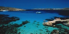 Helderblauw water in Malta